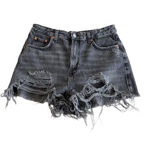 TOPSHOP Mom Ripped Distressed Washed Black Denim Jean Shorts Size 8 Inseam: 2.5”